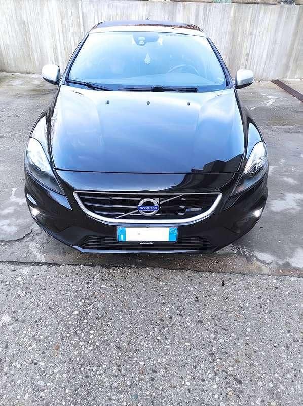 Usata Volvo V40 R-Design Momentum 114 CV (83 kW) 2014 Nero Berlina