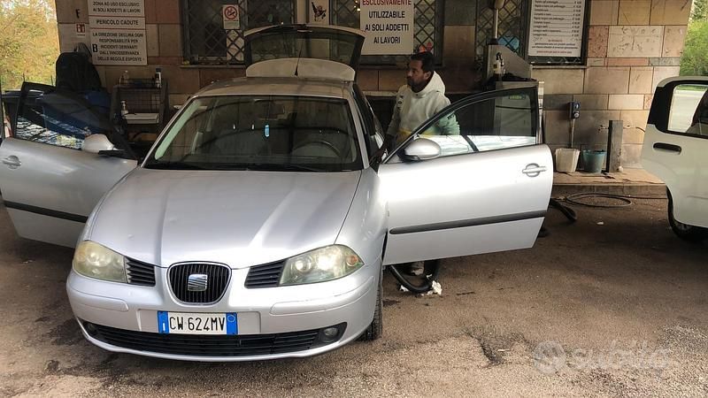 Grigio Usata 2005 Seat Ibiza Monovolume | 1500 € (Buon prezzo) - Immagine 1/4