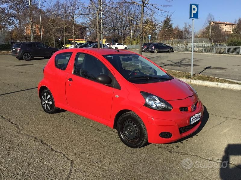 Usata Toyota Aygo Sol 67 CV (49 kW) 2009 Rosso Utilitaria