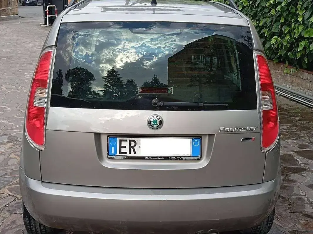 Usata Skoda Roomster Active 90 CV (66 kW) 2013 Argento Monovolume