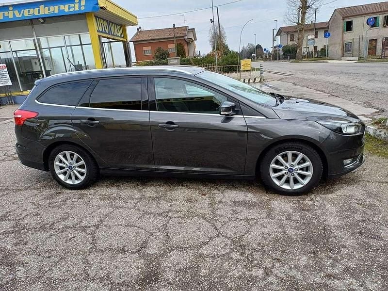 Usata Ford Focus Titanium 120 CV (88 kW) 2018 Grigio Station wagon