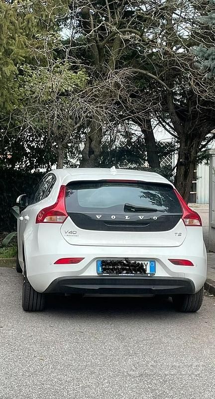 Usata Volvo V40 122 CV (89 kW) 2018 Bianco Berlina