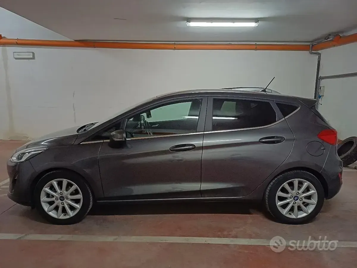 Usata Ford Fiesta Titanium 86 CV (63 kW) 2017 Grigio Utilitaria