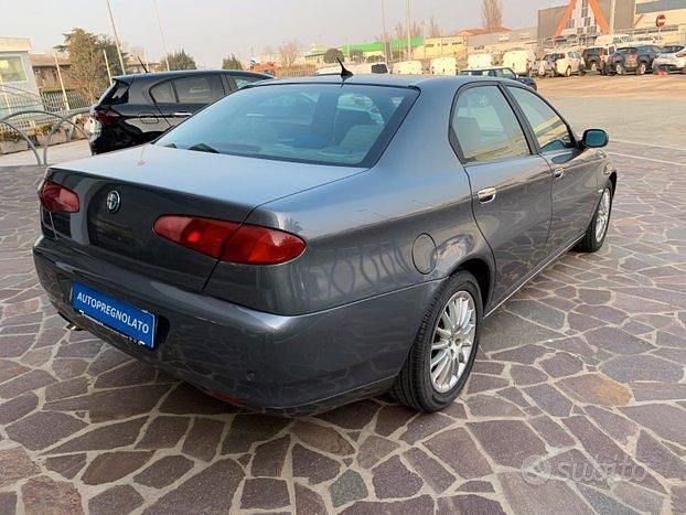 Usata Alfa Romeo 166 66 CV (48 kW) 2004 Grigio Berlina