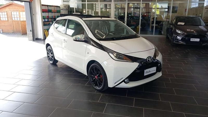 Usata Toyota Aygo Connect Style 68 CV (50 kW) 2016 Bianco Utilitaria