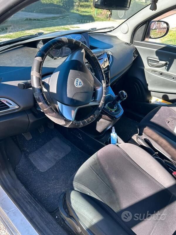 Usata Lancia Ypsilon Gold 80 CV (58 kW) 2014 Bianco Utilitaria