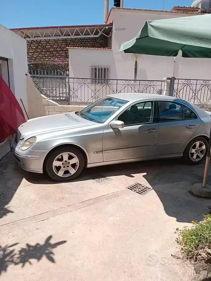 Usata Mercedes E270 177 CV (130 kW) 2003 Grigio Berlina