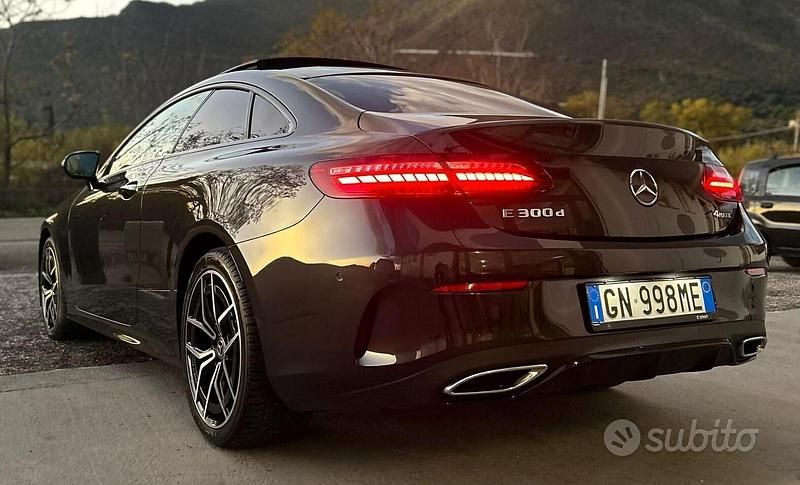 Usata Mercedes E300 Premium Plus 265 CV (194 kW) 2023 Grigio scuro Coupé