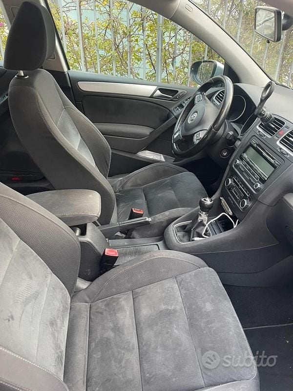 Usado VW Golf VI 105 CV (77 kW) 2010 Gris Utilitario