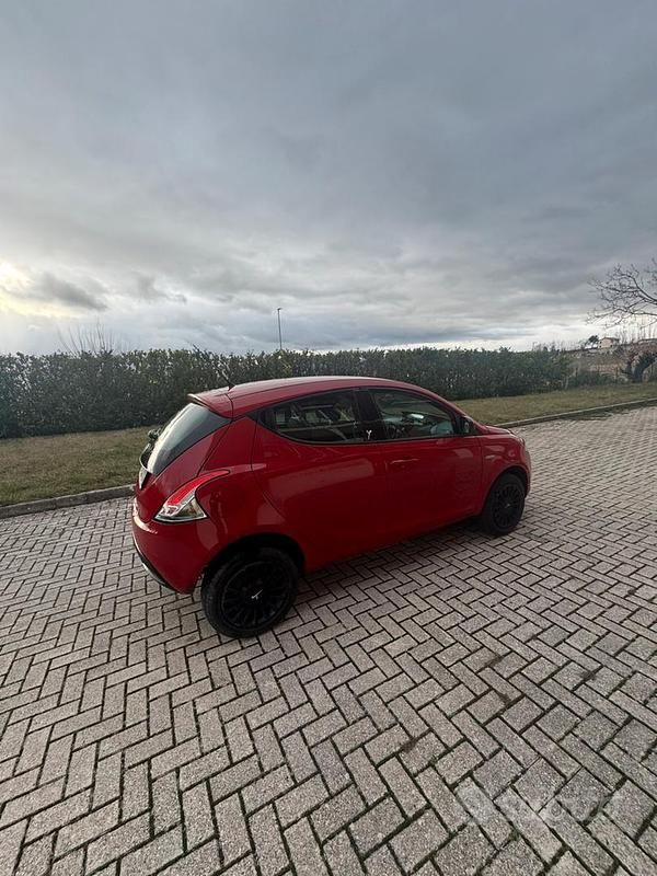 Usata Lancia Ypsilon 85 CV (62 kW) 2015 Rosso Utilitaria