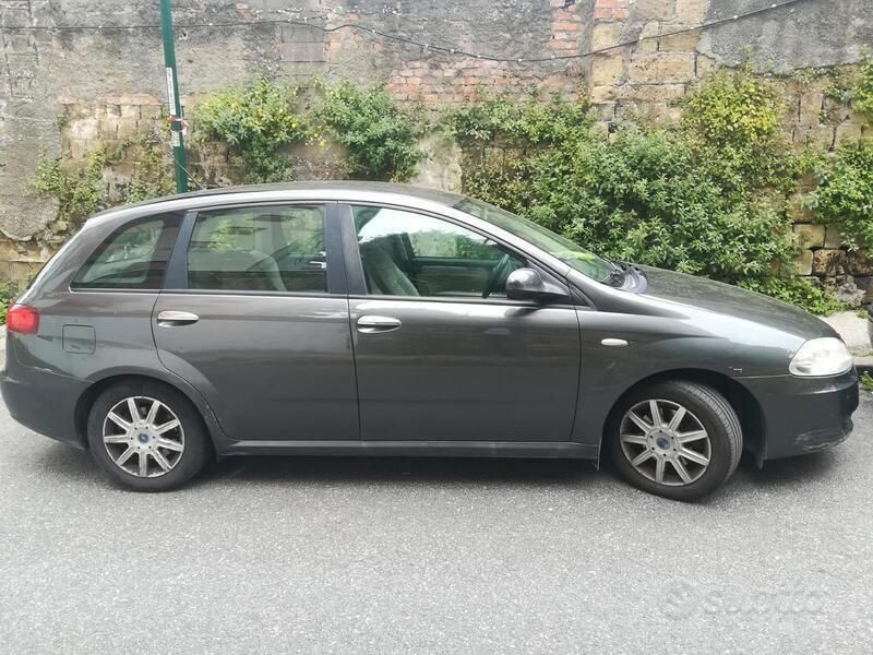 Grigio Usata 2006 Fiat Croma Station wagon | 2000 € (Buon prezzo) - Immagine 1/4