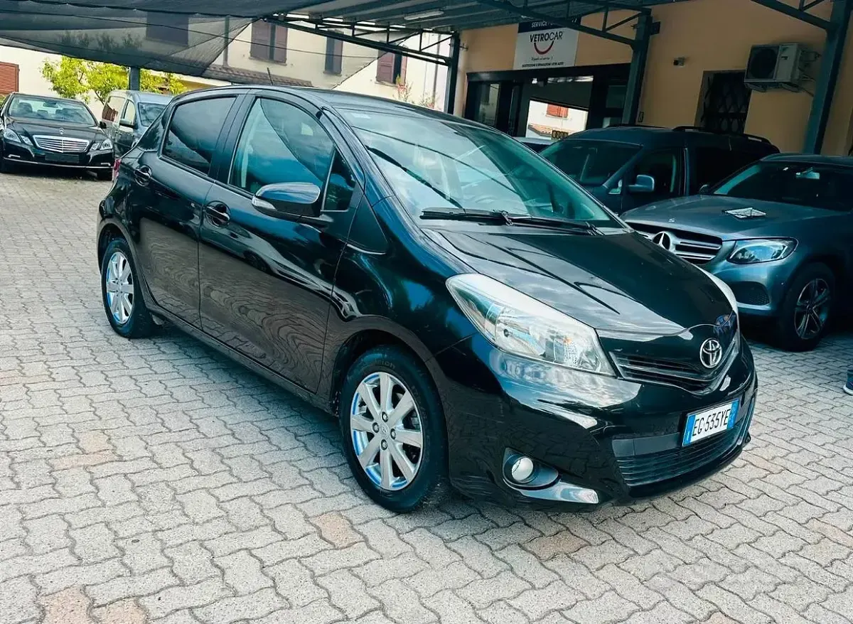 Usata Toyota Yaris Lounge 69 CV (50 kW) 2011 Nero Utilitaria