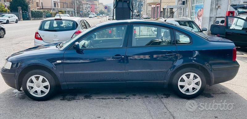 Usata VW Passat 110 CV (80 kW) 1999 Blu Berlina