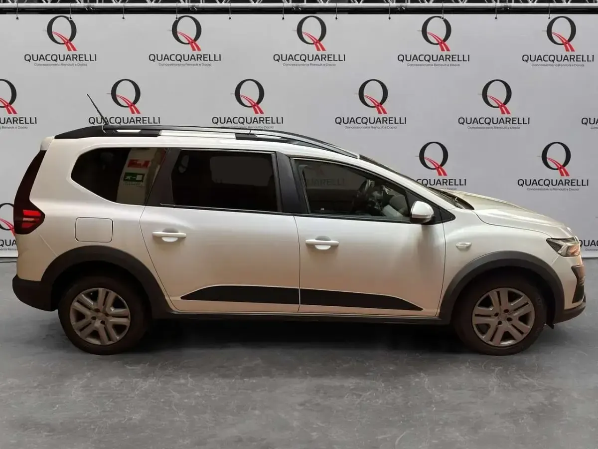 Usata Dacia Jogger Expression 101 CV (74 kW) 2023 Bianco Monovolume