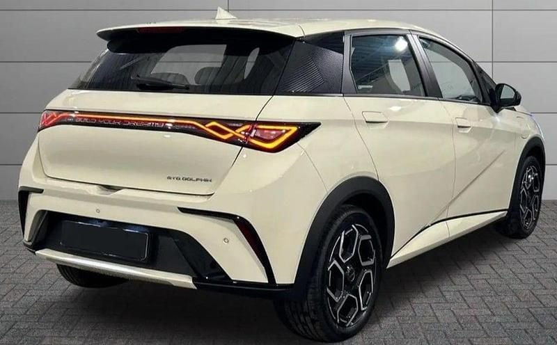 Nuova BYD Dolphin Design 150 kW (204 CV) 2026 Cream white Utilitaria