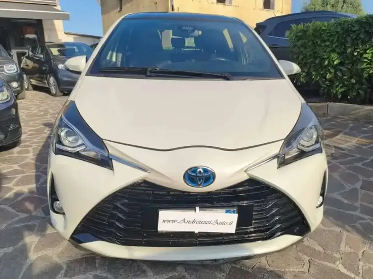 Usata Toyota Yaris Hybrid Style 73 CV (53 kW) 2017 Bianco Berlina