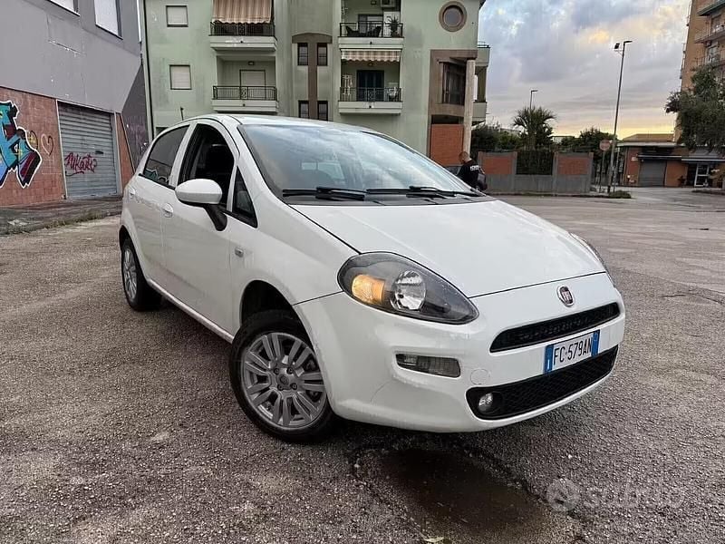 Usata Fiat Punto Lounge 77 CV (56 kW) 2016 Bianco Utilitaria