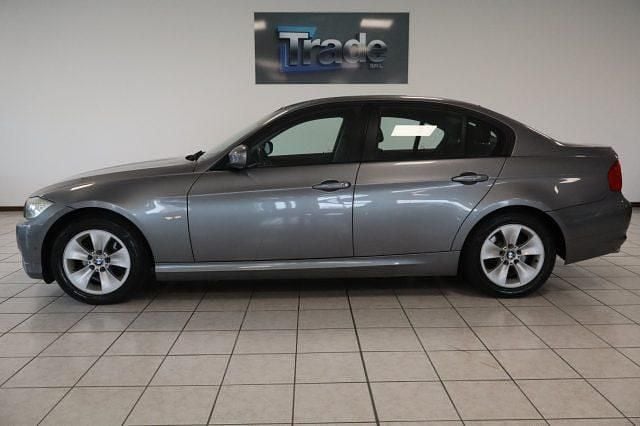 Usata BMW 318 143 CV (105 kW) 2010 Grigio scuro Berlina