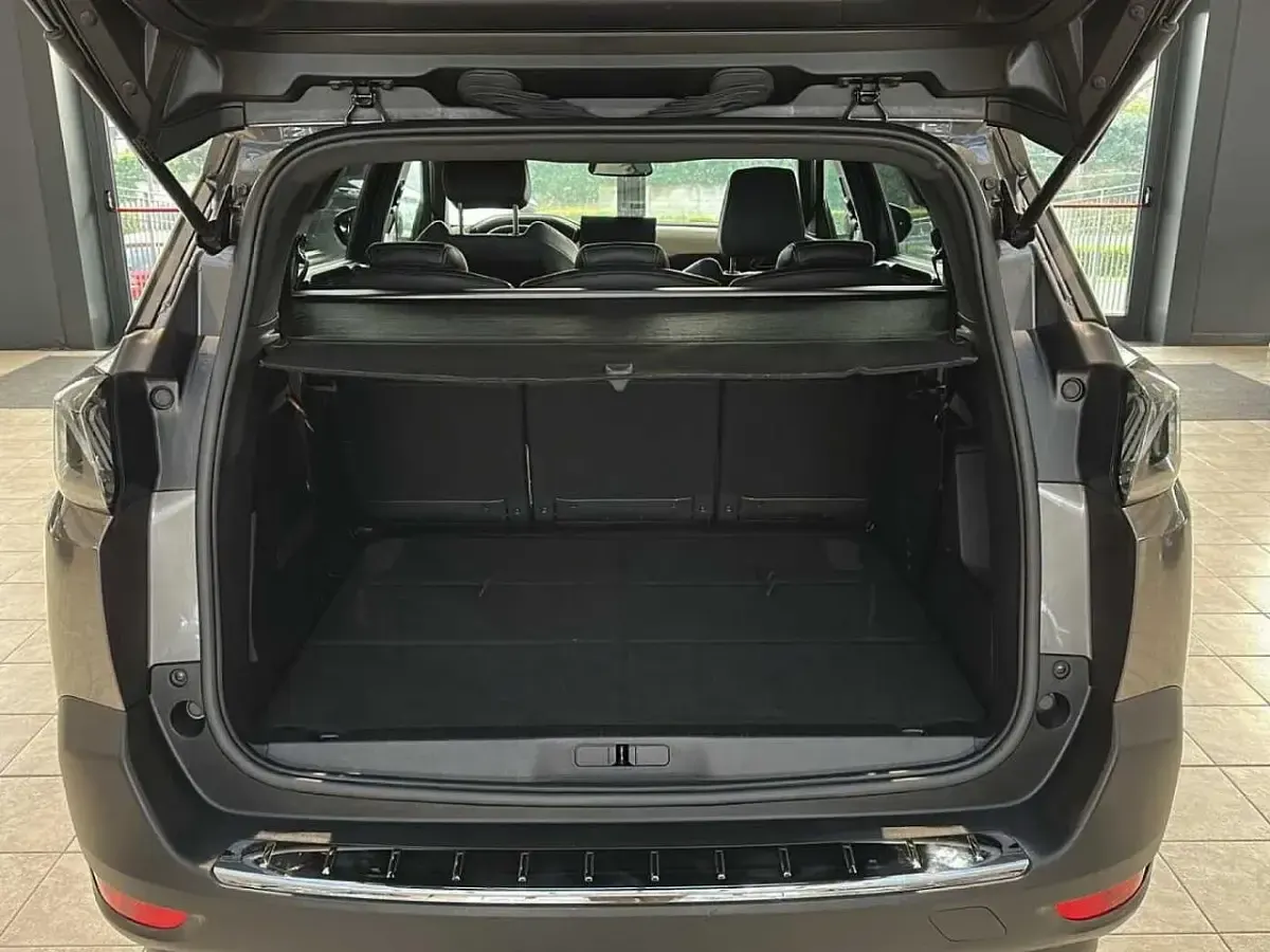 Usata Peugeot 5008 Allure 131 CV (96 kW) 2024 Grigio SUV