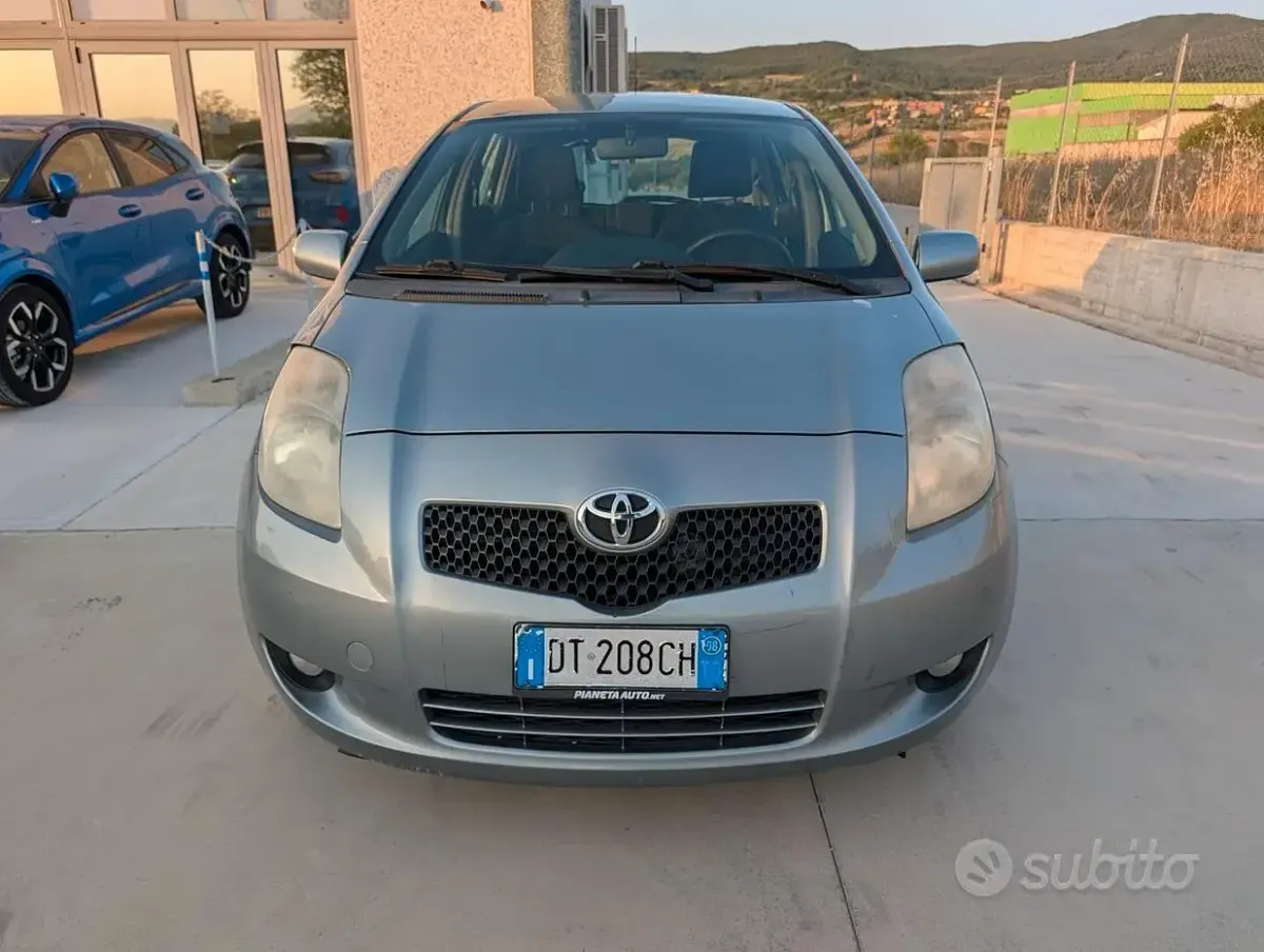 Usata Toyota Yaris Sol 90 CV (66 kW) 2008 Grigio Utilitaria
