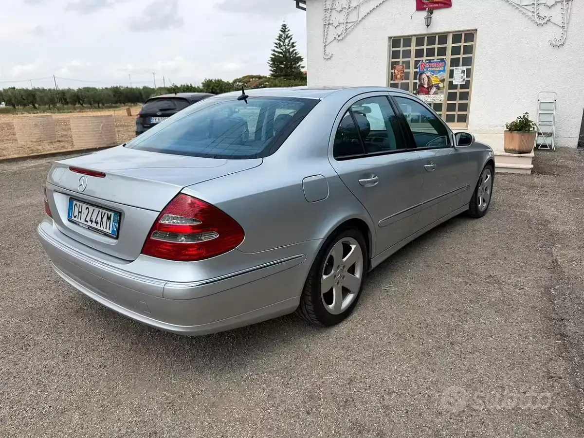Usata Mercedes E270 177 CV (130 kW) 2003 Grigio Berlina