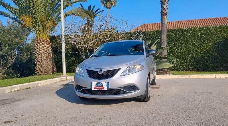 Usata Lancia Ypsilon Gold 69 CV (50 kW) 2016 Argento Utilitaria