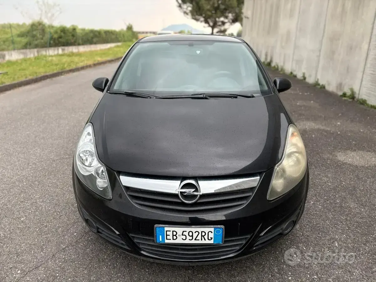 Begagnad Opel Corsa 80 HK (58 kW) 2010 Svart Halvkombi