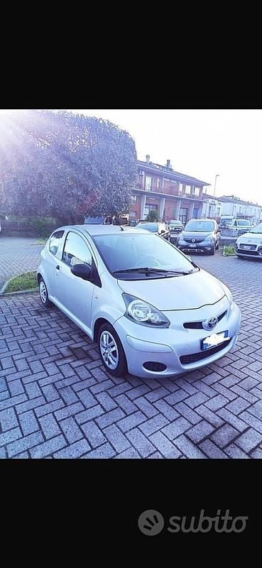 Usata Toyota Aygo 60 CV (44 kW) 2011 Grigio Utilitaria
