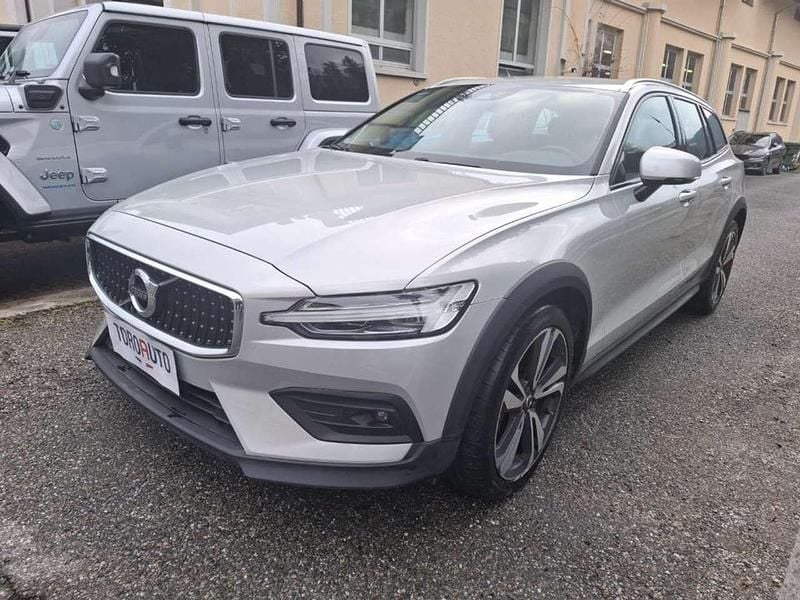 Begagnad Volvo V60 CC Business Edition 197 HK (144 kW) 2021 Vit Kombi