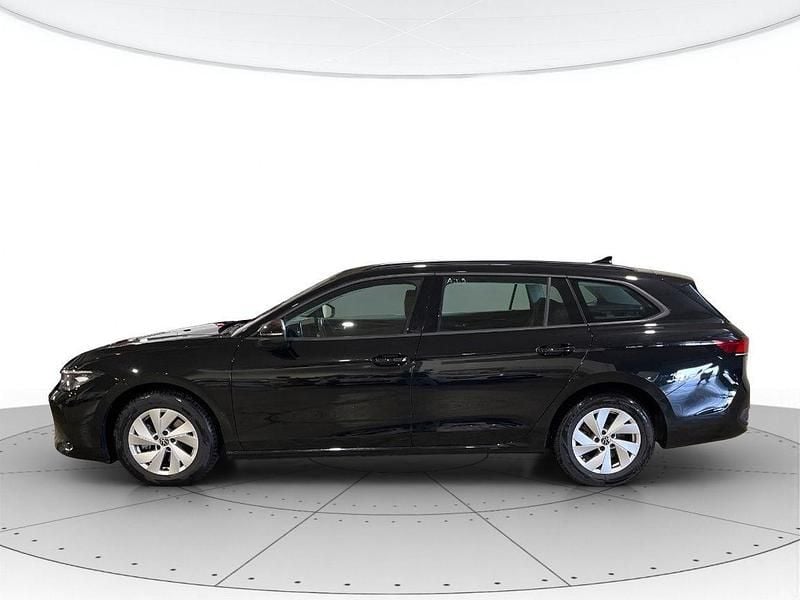 Usata VW Passat 150 CV (110 kW) 2024 Nero Station wagon