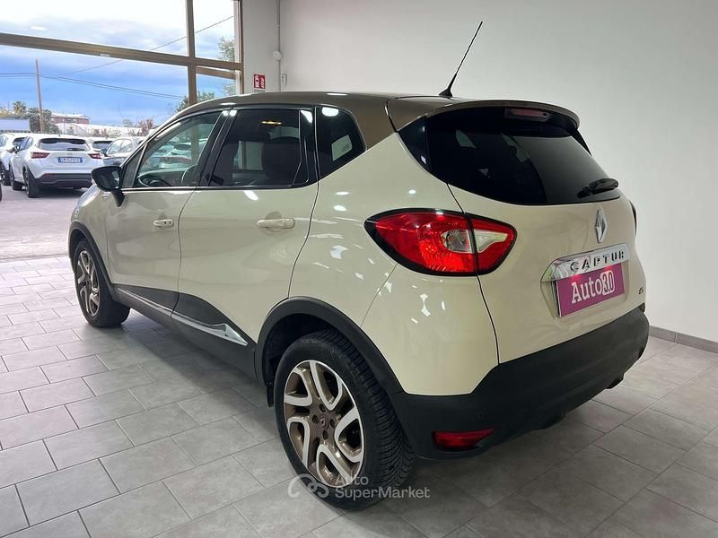 Usado Renault Captur Iconic 110 CV (80 kW) 2016 Beige SUV