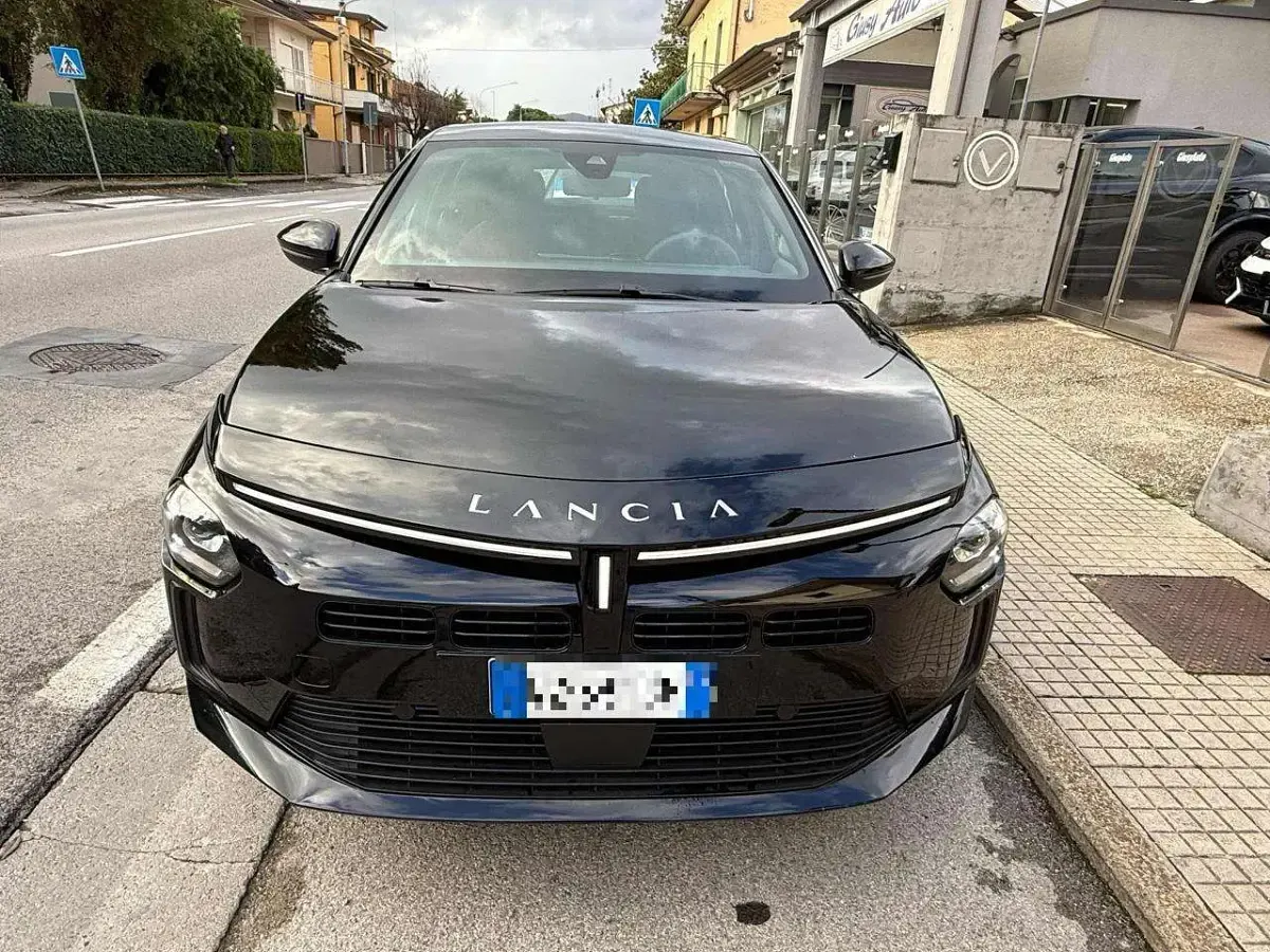 Usata Lancia Ypsilon 101 CV (74 kW) 2025 Nero Utilitaria