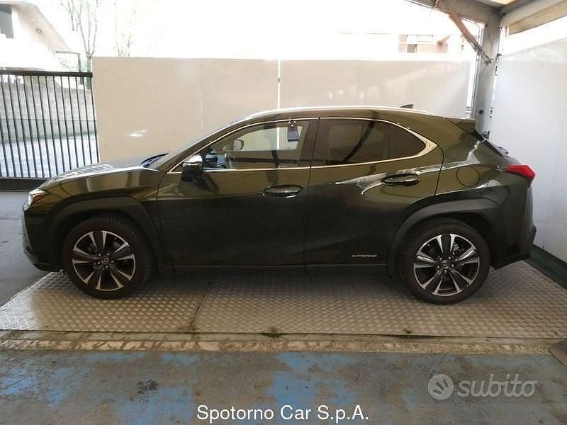 Usata Lexus UX Luxury Line 184 CV (135 kW) 2019 Verde SUV