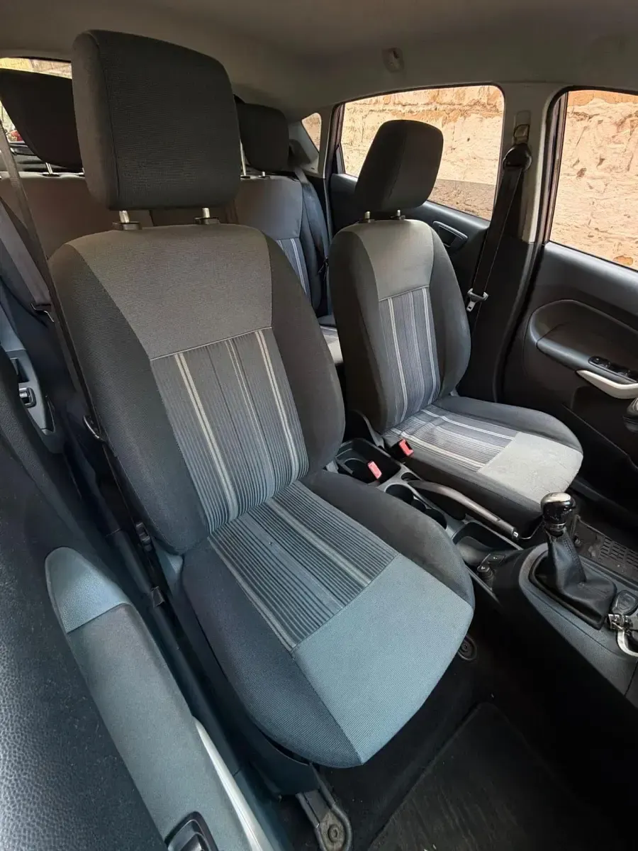 Usado Ford Fiesta Titanium 69 HP (50 kW) 2013 Cinzento Citadino