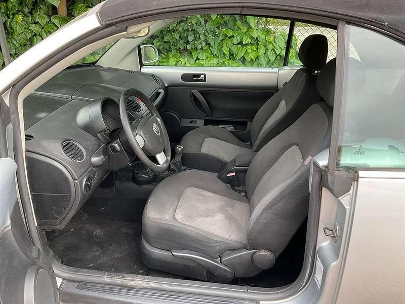 Usata VW New Beetle 105 CV (77 kW) 2006 Argento Utilitaria