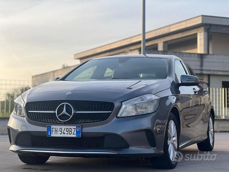 Usata Mercedes A180 Premium 109 CV (80 kW) 2017 Grigio Berlina