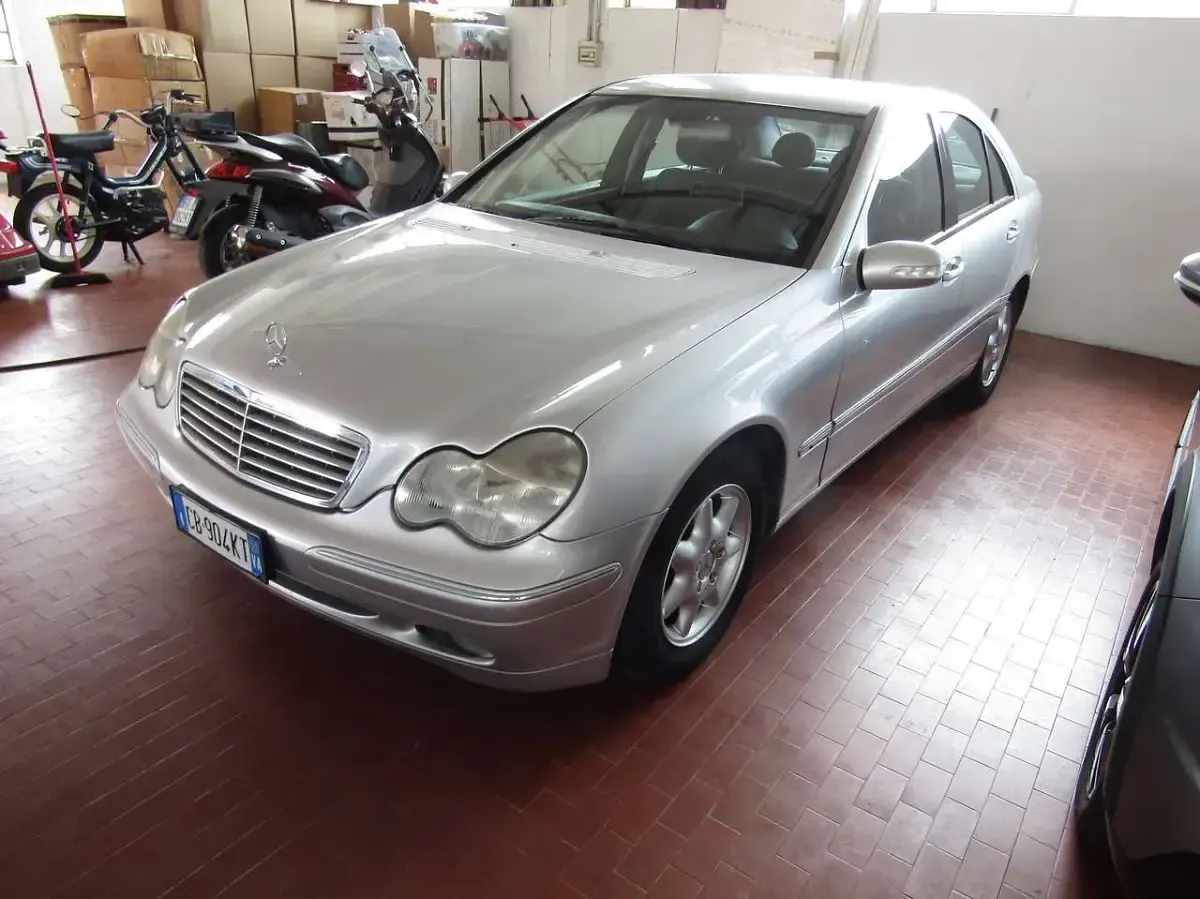 Usata Mercedes C200 Elegance 163 CV (119 kW) 2002 Argento Berlina