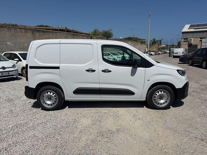 Nuova Fiat Doblò 131 CV (96 kW) 2025 Nessuno Monovolume