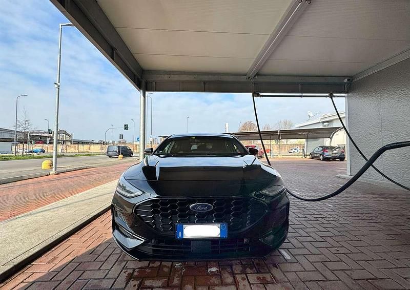 Nero Usata 2022 Ford Focus ST-Line X Tre volumi | 21.000 € (Buon prezzo) - Immagine 1/4