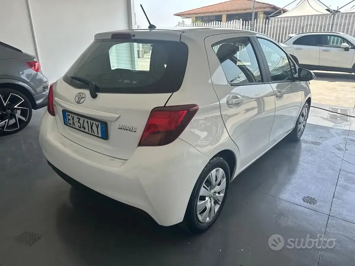 Usata Toyota Yaris 69 CV (50 kW) 2014 Bianco Utilitaria