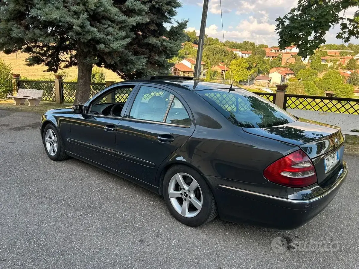 Usata Mercedes E220 Elegance 150 CV (110 kW) 2004 Nero Berlina