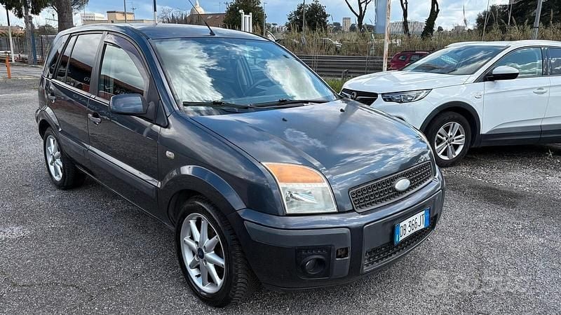 Usata Ford Fusion 67 CV (49 kW) 2008 Grigio Utilitaria