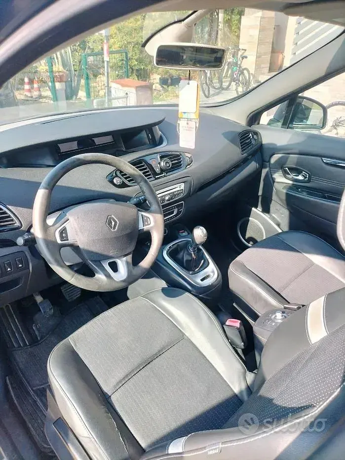 Usata Renault Scénic III 131 CV (96 kW) 2012 Grigio Monovolume