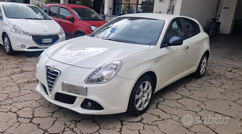 Bianco Usata 2013 Alfa Romeo Giulietta Progression Due volumi | 6900 € (Ottimo prezzo) - Immagine 1/4