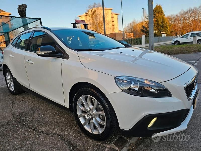 Usata Volvo V40 CC Momentum 120 CV (88 kW) 2017 Bianco Station wagon