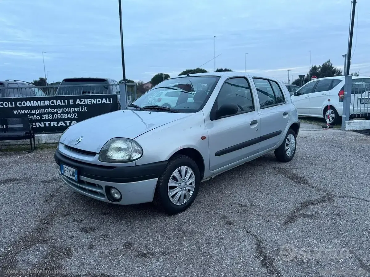 Usata Renault Clio 58 CV (42 kW) 2002 Berlina