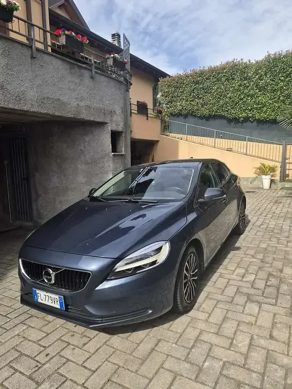 Usata Volvo V40 Momentum 120 CV (88 kW) 2017 Bluazzurro Berlina