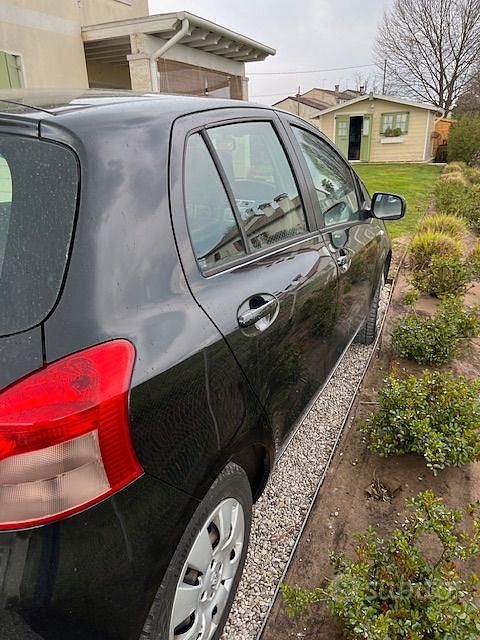 Usata Toyota Yaris Sol 69 CV (50 kW) 2007 Nero Utilitaria