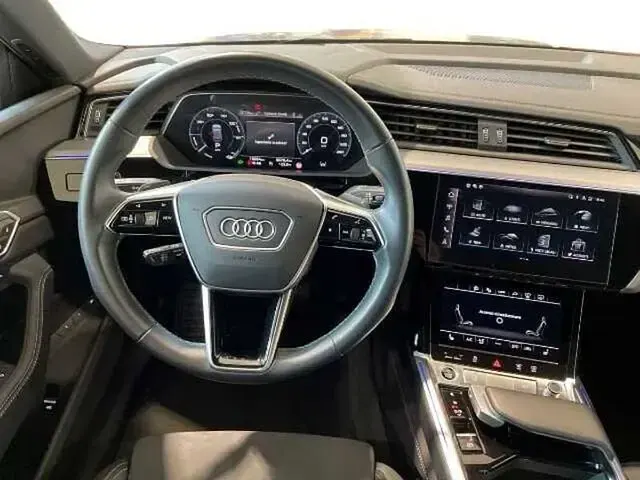 Usata Audi Q8 e-tron Ambiente 250 kW (340 CV) 2023 Grigio SUV