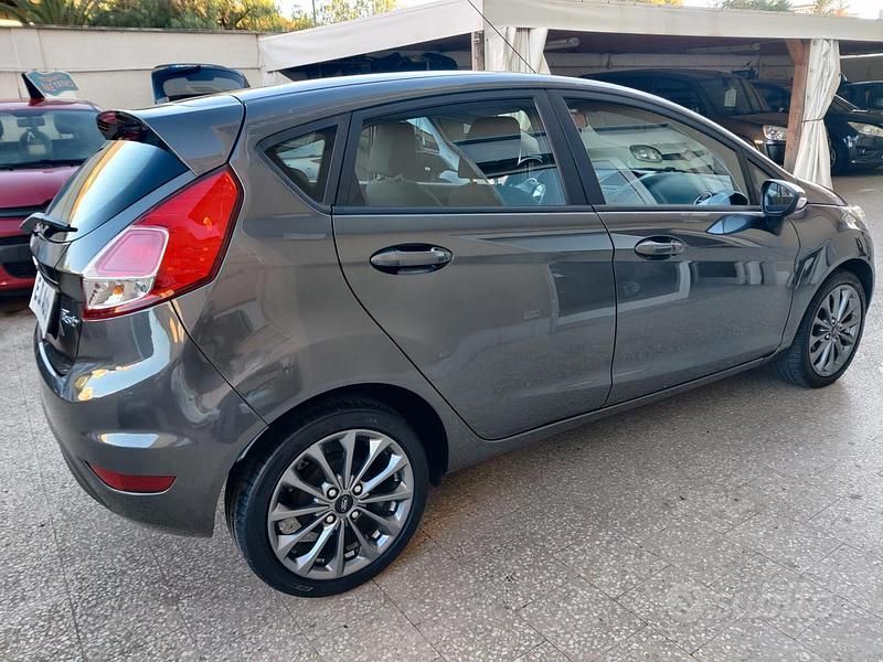 Usata Ford Fiesta Titanium 75 CV (55 kW) 2017 Grigio Utilitaria